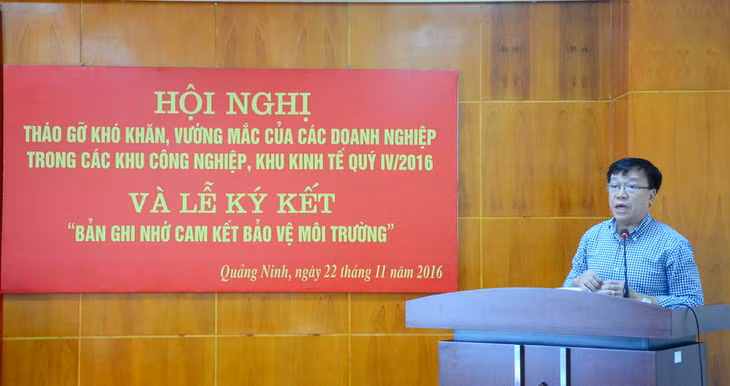 Đồng chí Phạm Thanh Thủy, Phó Trưởng Ban quản lý KKT tỉnh báo cáo nội dung Chỉ thị số 25/CT-TTg của Thủ tướng Chính phủ và kết quả giải quyết ý kiến của doanh nghiệp trong quý III-2016
