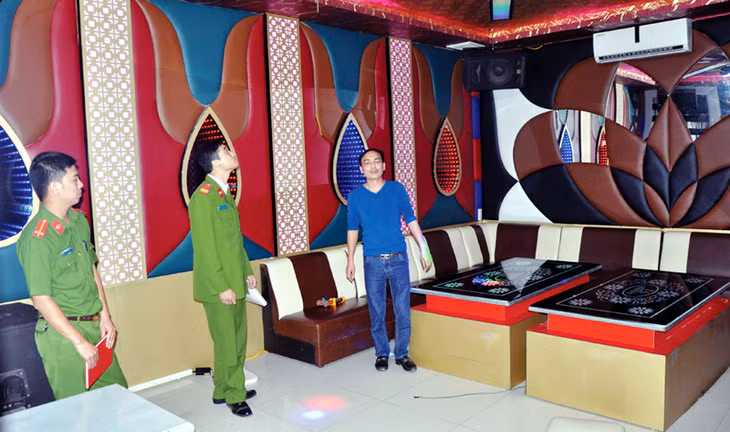Cảnh sát PCCC số 1 kiểm tra một cơ sở kinh doanh karaoke trên địa bàn TP Móng Cái.