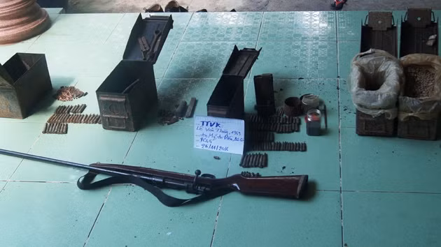 Vũ khí quân dụng được thu giữ tại nhà đối tượng Thắng.