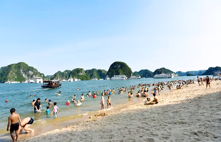 Khách du lịch tắm biển trên đảo Ti-tốp.
