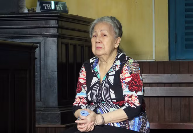 Bà Hương khóc trong giờ tòa nghị án.
