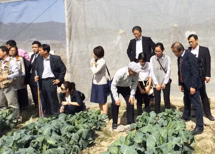 Đoàn chính quyền và doanh nhân thành phố Asahikawa - Nhật Bản cũng đã đi thăm quan, trực tiếp tìm hiểu công nghệ sản xuất nông sản tại Khu Nông nghiệp công nghệ cao Hồng Thái Tây và tại các doanh nghiệp nông nghiệp như Công ty CP đầu tư và xây dựng Việt Long, 