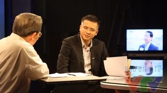 BTV Quang Minh trong chương trình "Vấn đề hôm nay"