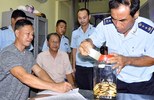 Thiếu tá Rim Ri Linh mang 18 kg vàng lậu qua biên giới Tịnh Biên, An Giang. Ảnh: C.A