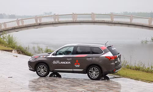Outlander có dáng trường xe hơn Mazda CX-5.