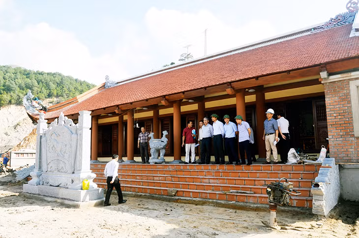 Đền Thượng (miếu Mỏ) được xây dựng khang trang, là di tích chính trong không gian văn hoá tâm linh của Khu di tích lịch sử địa điểm khai thác than đầu tiên của Việt Nam.