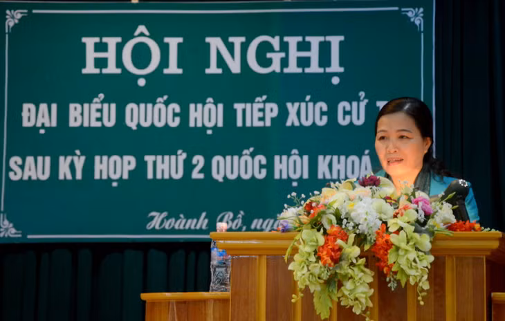 Đồng chí Đỗ Thị Lan, Phó Trưởng Đoàn ĐBQH tỉnh thông báo tới cử tri huyện Hoành Bồ kết quả Kỳ họp thứ 2, Quốc hội khóa XIV