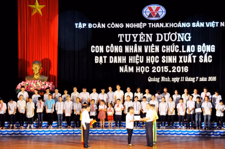 TKV tổ chức tuyên dương, khen thưởng cho con em CNLĐ là học sinh xuất sắc trong năm học 2015-2016.