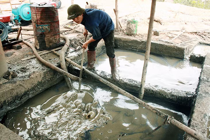 Nguấy dịch phục vụ lỗ khoan.jpg