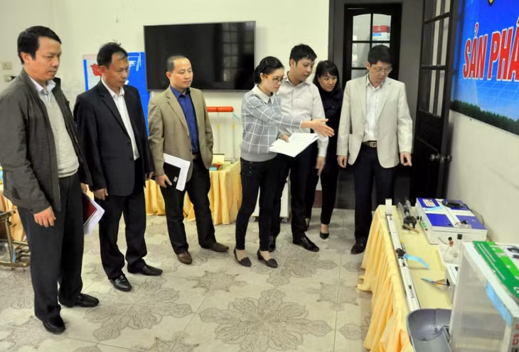 Ban Tổ chức giới thiệu về một số mô hình, sản phẩm có chất lượng tốt tại cuộc thi.