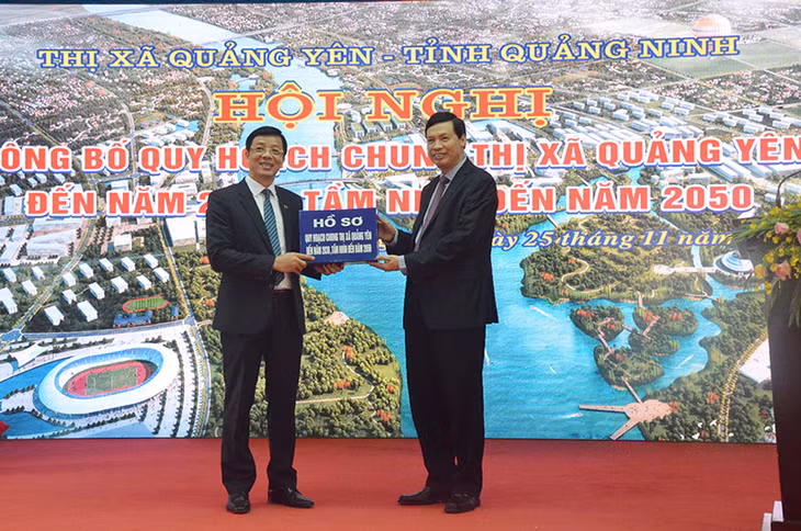 Đồng chí Nguyễn Đức Long, Phó Bí thư Tỉnh ủy, Chủ tịch UBND tỉnh trao hồ sơ phê duyệt Quy hoạch 