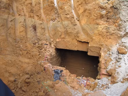 Một trong hai ngôi mộ cổ tại thời điểm được nhóm thi công đào xây kè phát hiện