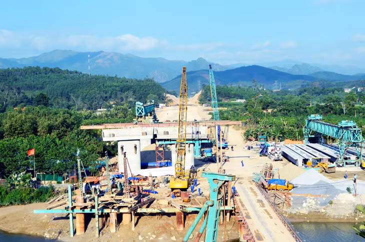 Thi công điểm cầu Thác Nhòng, thị trấn Trới, huyện Hoành Bồ, trên tuyến cao tốc Hạ Long - Vân Đồn.