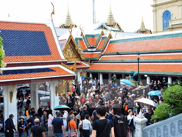 Du khách thăm đền Wat Phra Kaew ở Bangkok, Thái Lan ngày 2/11. (Nguồn: THX/TTXVN)