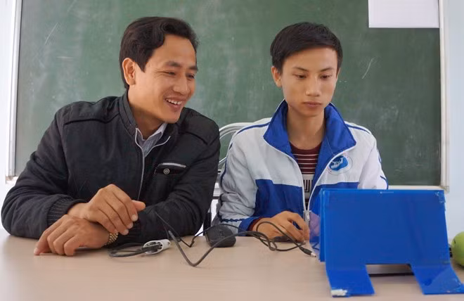 Trong quá trình sáng chế, Đức được sự giúp đỡ tận tình của thầy giáo hướng dẫn. Ảnh: Nguyễn Dương.