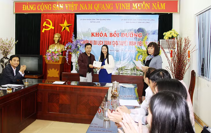 Đ/c Lê Minh Tân – PGĐ sở Du Lịch Quảng Ninh trao chứng chỉ cho học viên
