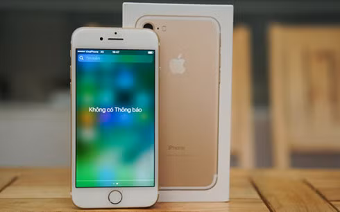 iPhone 7 khóa mạng bản đầy đủ phụ kiện chênh giá khoảng 1 triệu đồng so với máy trần.