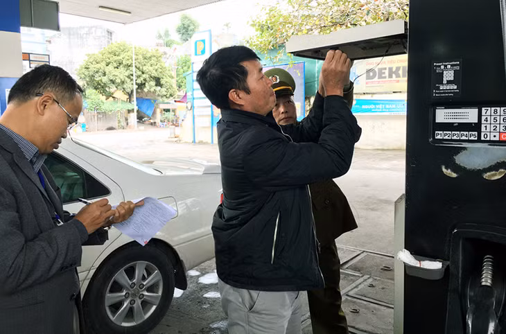 Đoàn liên ngành của tỉnh thực hiện dán tem đồng hồ (công tơ) cột bơm xăng dầu tại Cửa hàng Xăng dầu số 48 - Cao Xanh, TP Hạ Long.