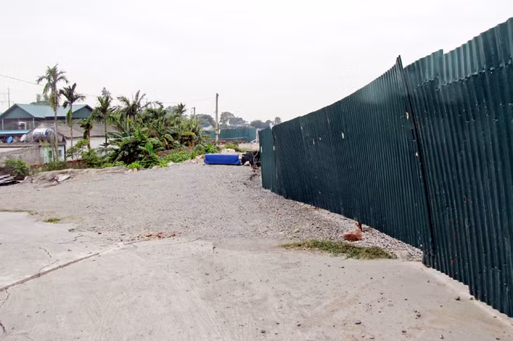 Tuyến đường ở khu phố Vĩnh Phú, phường Mạo Khê (Đông Triều) được rào chắn bằng các tấm tôn, ảnh hưởng đến việc đi lại của người dân. 