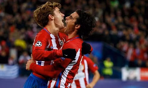 Griezmann chia vui cùng Tiago sau bàn ấn định tỷ số. Ảnh: Reuters.