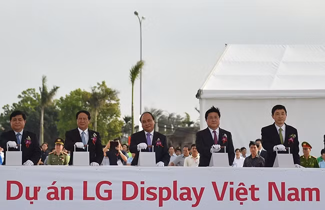 Dự án LG Display Hải Phòng, cấp phép ngày 15/4/2016, tổng vốn đầu tư đăng ký 1,5 tỷ USD do LG Display co.,ltd (Hàn Quốc) đầu tư với mục tiêu sản xuất và gia công sản phẩm màn hình OLED nhựa cho các thiết bị di động như điện thoại di động, đồng hồ thông minh, máy tính bảng....