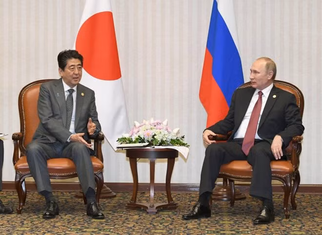 Tổng thống Nga Vladimir Putin gặp Thủ tướng Nhật Bản Shinzo Abe ở Lima, ngày 19/11. (Nguồn: Kyodo)