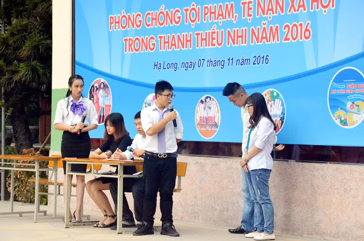 Tiểu phẩm tuyên truyền về tác hại của ma tuý do Tỉnh Đoàn tổ chức tại TP Hạ Long tháng 11-2016.