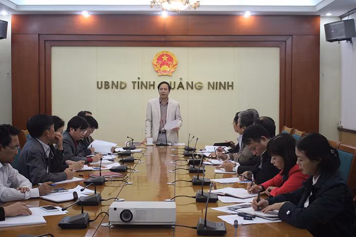 Phó Chủ tịch Thường trực UBND tỉnh Đặng Huy Hậu chỉ đạo tại cuộc họp.