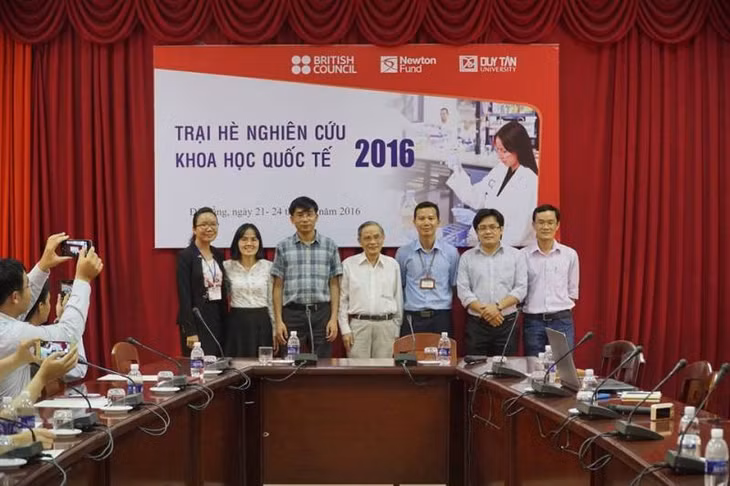 Chương trình “Trại hè nghiên cứu Khoa học 2016” do GS Dương Quang Trung tổ chức tại Trường ĐH Duy Tân, Đà Nẵng.