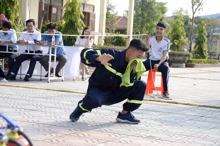 Cảnh sát PCCC Công an TX Đông Triều hướng dẫn các em học sinh cách thoát hiểm an toàn, tránh ngạt khói