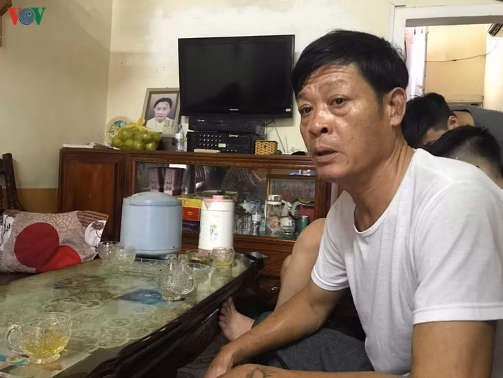 Ông Phạm Văn Th (bố của Ph.Th.Tr.M 26 tuổi, trú tại thị trấn Nghèn, huyện Can Lộc) đau buồn khi kể lại những dòng tin nhắn của con