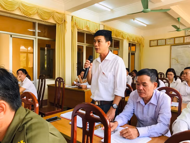 Đại biểu phát biểu ý kiến, nguyện vọng của người dân về việc sát nhập hai đơn vị hành chính. 