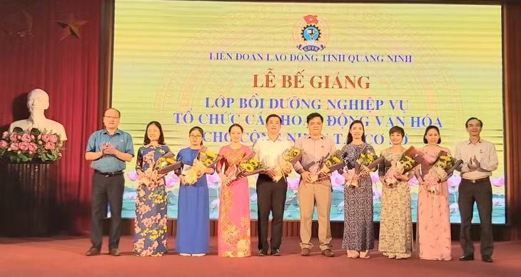 Lãnh đạo LĐLĐ tỉnh tuyên dương các cán bộ công đoàn có kết quả học tập tốt trong 3 này bồi dưỡng.