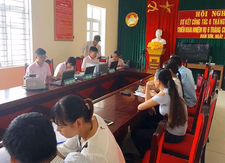 Cán bộ NHCXSH huyện Ba Chẽ giải ngân vốn vay cho người dân xã Nam Sơn. 