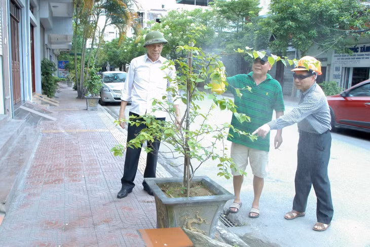 Cán bộ phường Cẩm Tây và khu phố Hòa Bình nắm tình hình chấp hành quy định trật tự đô thị, công tác chăm sóc tuyến đường hoa của người dân trong khu phố.