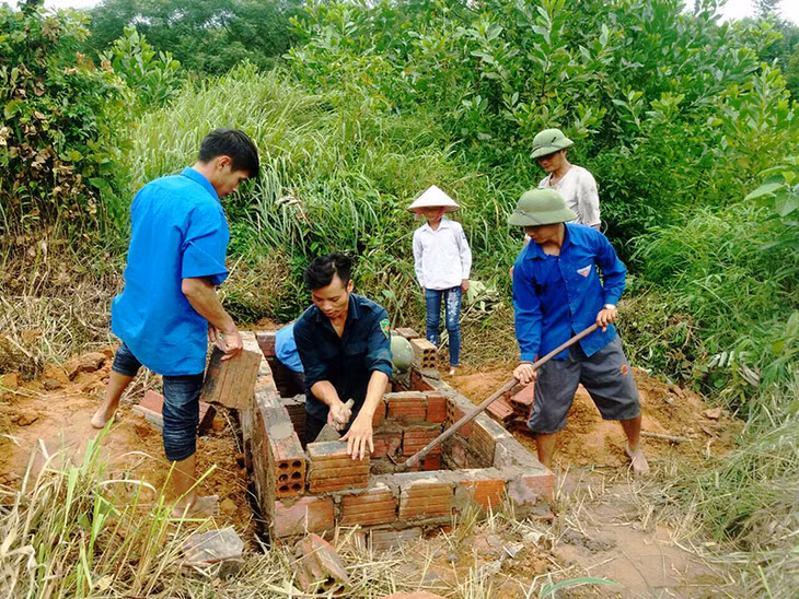 Đoàn Thanh niên xã Đồng Sơn, huyện Hoành Bồ hỗ trợ người dân xóm Khe Kẻn, thôn Tân Ốc 2 xây dựng nhà tiêu hợp vệ sinh.