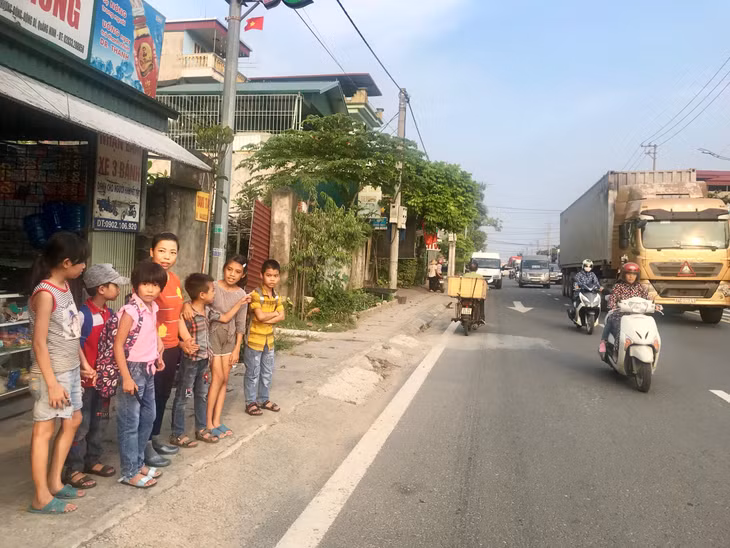 Vị trí Trường Tiểu học và THCS Phương Đông gần quốc lộ, mật độ giao thông lớn, tiềm ẩn nguy cơ TNGT cao