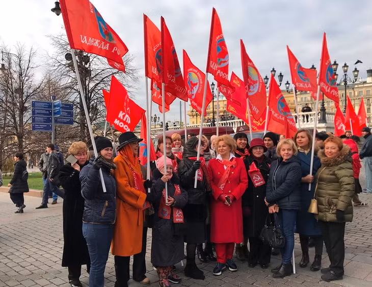 Từng tốp người mang cờ, hoa đến viếng V.Lenin.