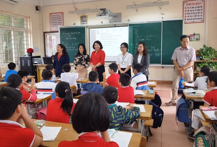 Đoàn công tác Sở giáo dục và Đào tạo kiểm tra công tác ứng dụng CNTT trong giảng dạy tại trường Tiểu học Hạ Long