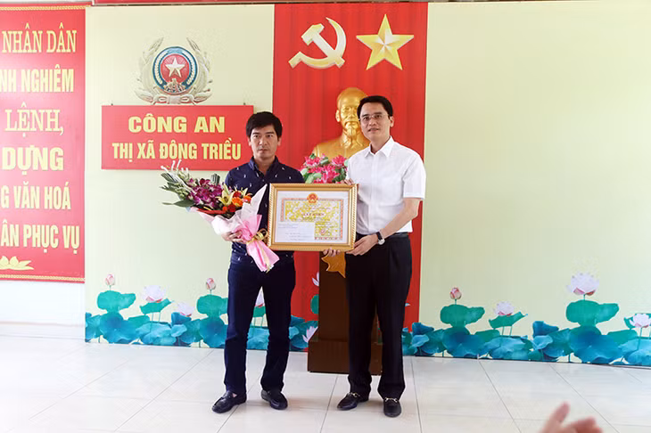 Đồng chí Phạm Văn Thành, Bí thư Thị ủy, Chủ tịch UBND thị xã khen thưởng ông Phạm Vũ Hùng (phường Mạo Khê)- công dân tiêu biểu dũng cảm trong truy bắt đối tượng số tiền 10 triệu đồng