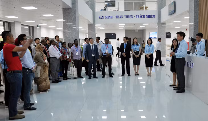 Lãnh đạo Trung tâm Phục vụ Hành chính công giới thiệu mô hình hoạt động của Trung tâm với Đoàn khảo sát 