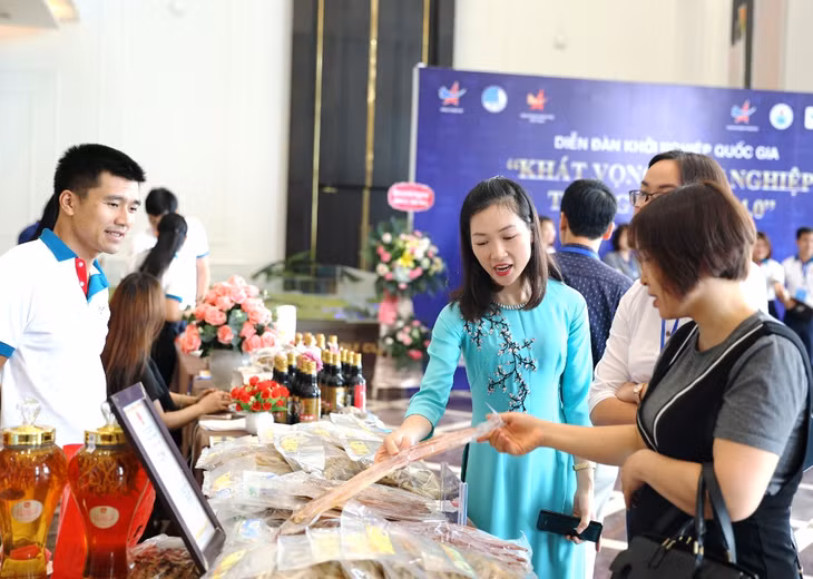 Doanh nghiệp khởi nghiệp giới thiệu sản phẩm tại diễn đàn.