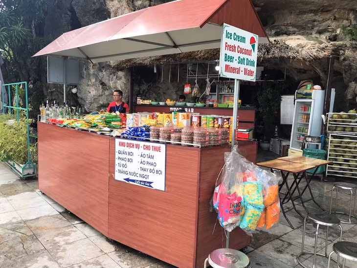 Đơn vị kinh doanh đồ ăn trên đảo Ti-tốp vẫn sử dụng túi ni-lông để đựng thực phẩm.