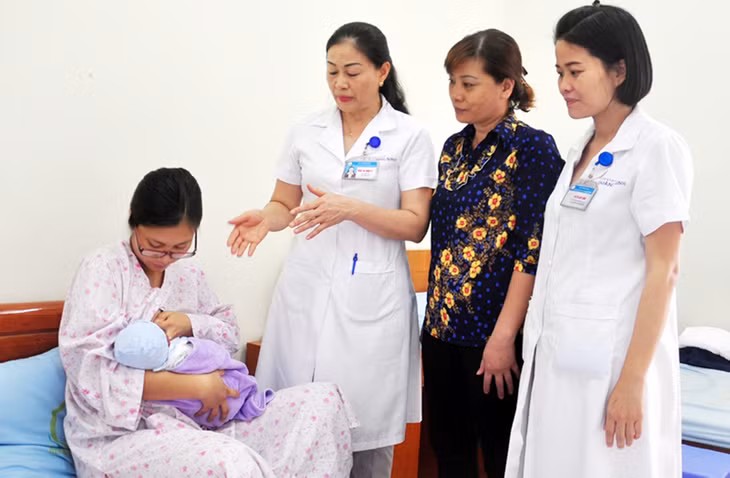 Bệnh viện Sản Nhi luôn chú trọng tuyên truyền, hướng dẫn các bà mẹ cho con bú hoàn toàn bằng sữa mẹ.