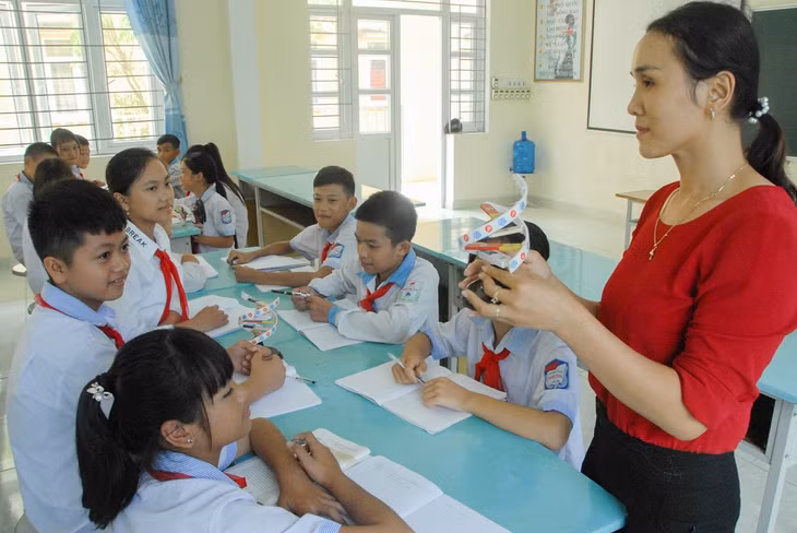 Học sinh trường THCS Quảng Chính (xã Quảng Chính, huyện Hải Hà) được hướng dẫn sử dụng mô hình trực quan, đồ dùng thí nghiệm trong tiết học tại phòng bộ mô Vật lý - Công nghệ.