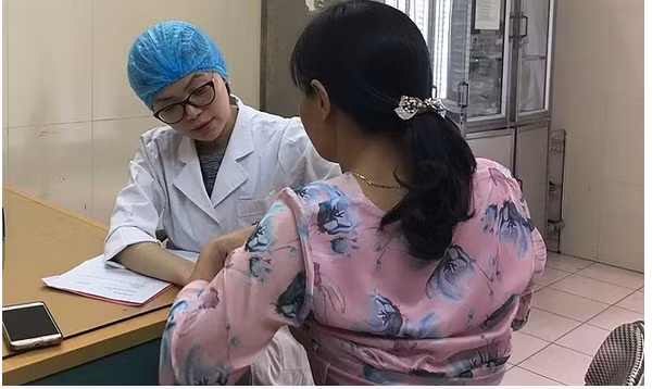 Chị em đến khám tầm soát ung thư vú ngày 20/10, tại Bệnh viện K. Ảnh: Lê Nga.