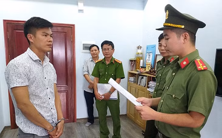 Công an đọc lệnh bắt giữ đối tượng Lợi.