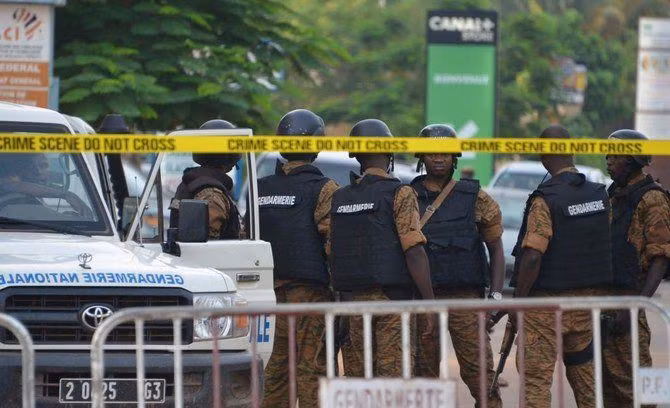 Lực lượng an ninh Burkina Faso bên ngoài hiện trường vụ tấn công. (Nguồn: AFP)