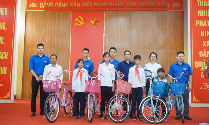 Tặng quà cho 5 trẻ em có hoàn cảnh khó khăn, vươn lên có thành tích xuất sắc trong học tập tại huyện Vân Đồn.