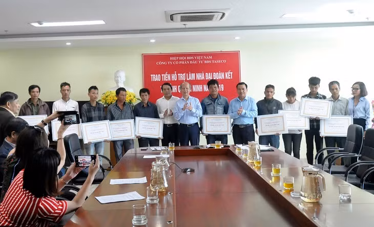  Trao số tiền trên cho 10 hộ gia đình có hoàn cảnh khó khăn đặc biệt.